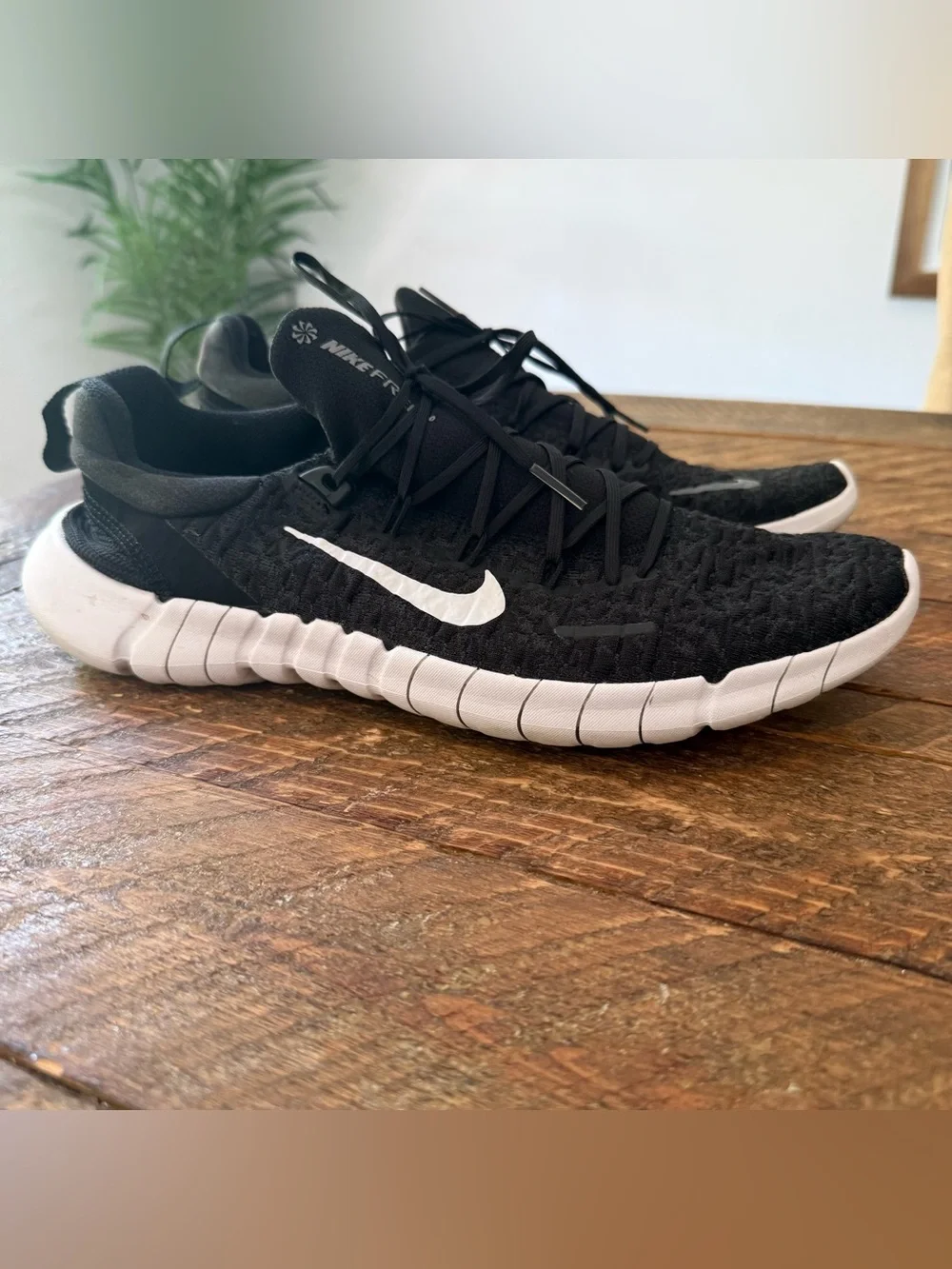 Nike Men’s Black and White Athletic Running Shoes (Size 10)
